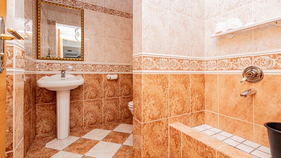 7 Bedroom Property for Sale in Plattekloof Western Cape